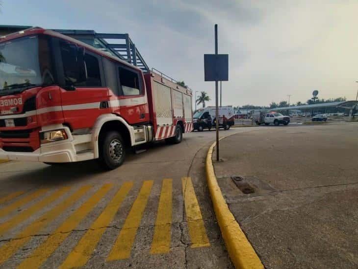 Indigentes provocan incendio en estacionamiento de Walmart en Coatzacoalcos