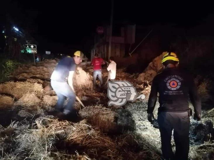 Camión de carga queda reducido a cenizas en Zongolica tras cortocircuito