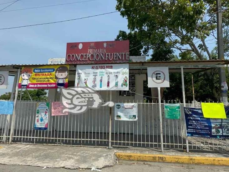 Por prepotente, exigen destituir a directora de primaria en Poza Rica