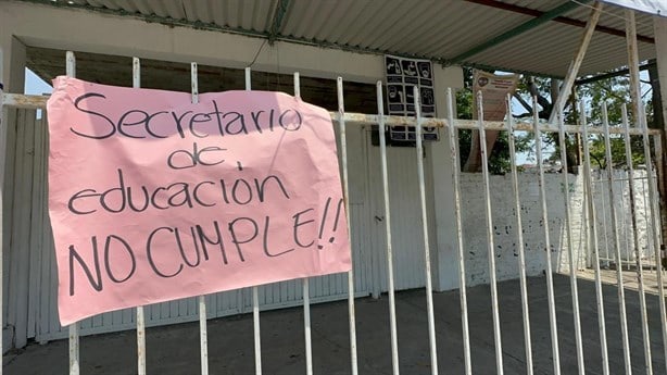 Por prepotente, exigen destituir a directora de primaria en Poza Rica