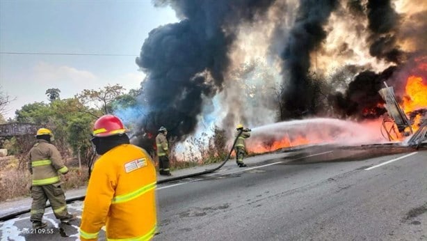 Muere uno en incendio de tractocamión en carretera del sur de Veracruz (+video)