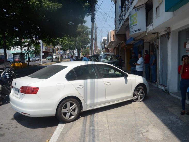 Pierde el control de su camioneta y choca contra auto estacionado en Veracruz