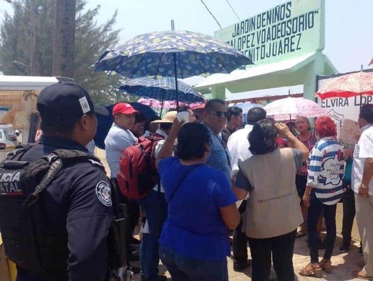 Asaltan kínder en horario de clases; padres bloquean avenida de Coatzacoalcos