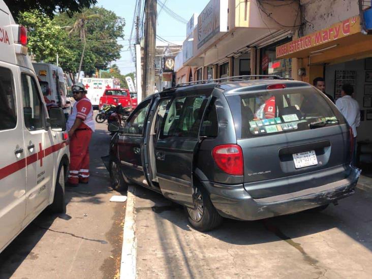 Pierde el control de su camioneta y choca contra auto estacionado en Veracruz
