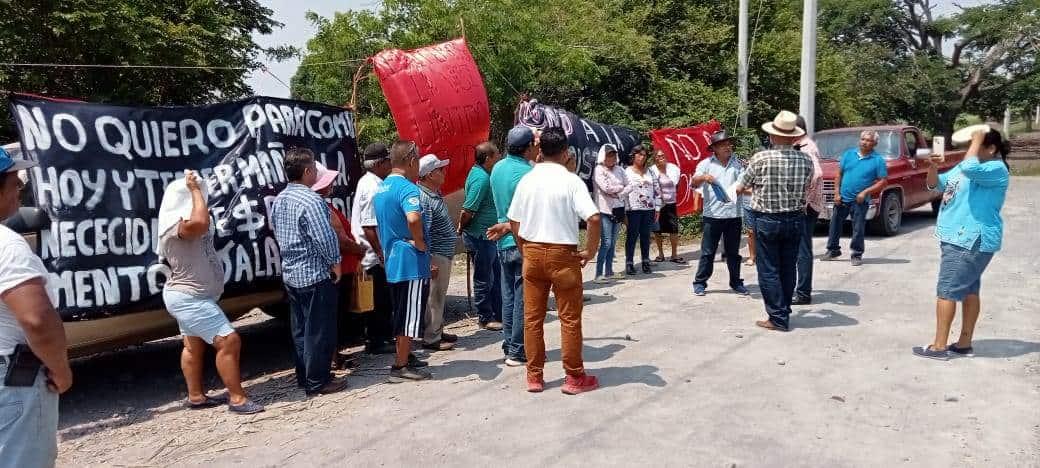 Pobladores de Paso de Ovejas se oponen a la construcción de otra granja de pollos