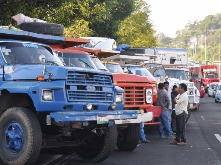 Transportistas en Veracruz amagan con sumarse al paro nacional para bloquear carreteras