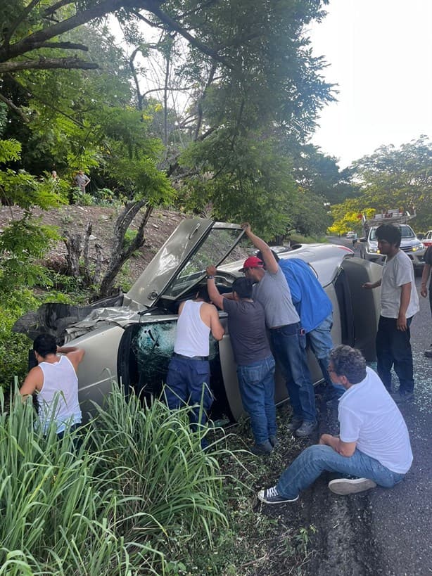 Tremenda volcadura en carretera de Palma Sola