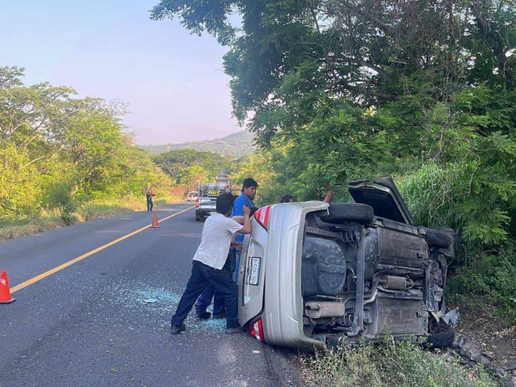 Tremenda volcadura en carretera de Palma Sola