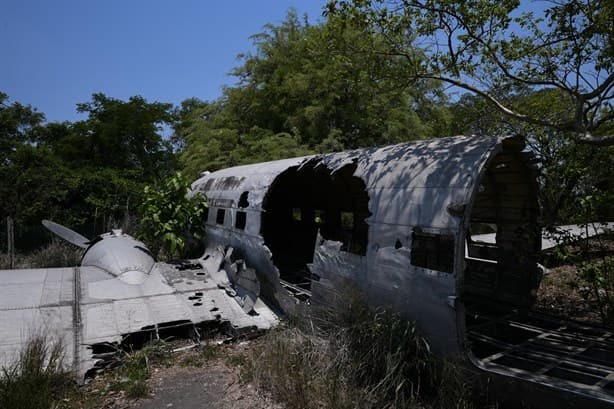 Avión de narcos abandonado en Veracruz se convierte en atractivo turístico (+video)