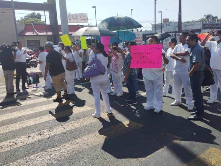 Con bloqueo, urgen climas en Hospital IMSS de Veracruz