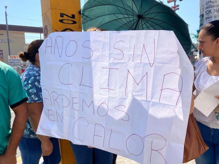 Bloquean avenida Cuauhtémoc: urgen climas en Hospital IMSS de Veracruz