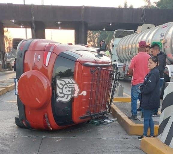 Camioneta familiar vuelca en la autopista Puebla-Córdoba