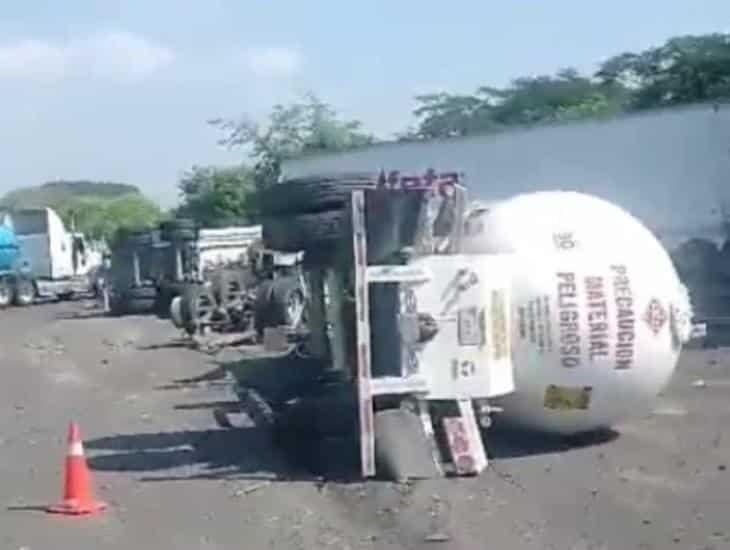Vuelca pipa de gas en autopista Cosoleacaque-La Tinaja (+video)