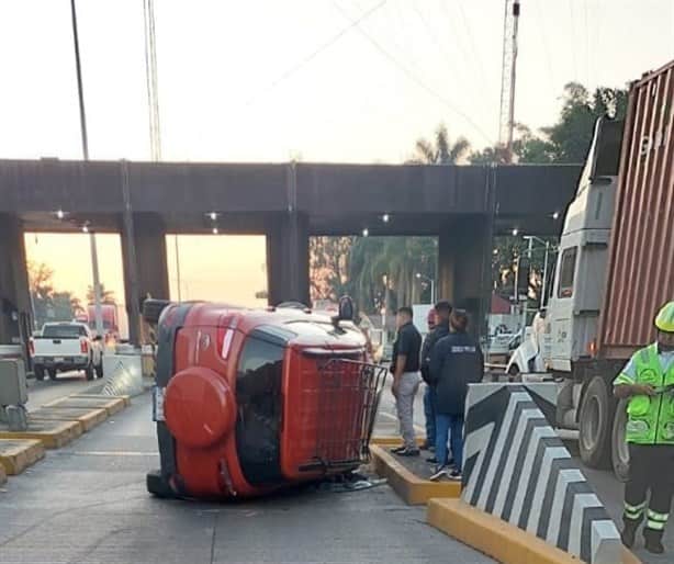 Camioneta familiar vuelca en la autopista Puebla-Córdoba