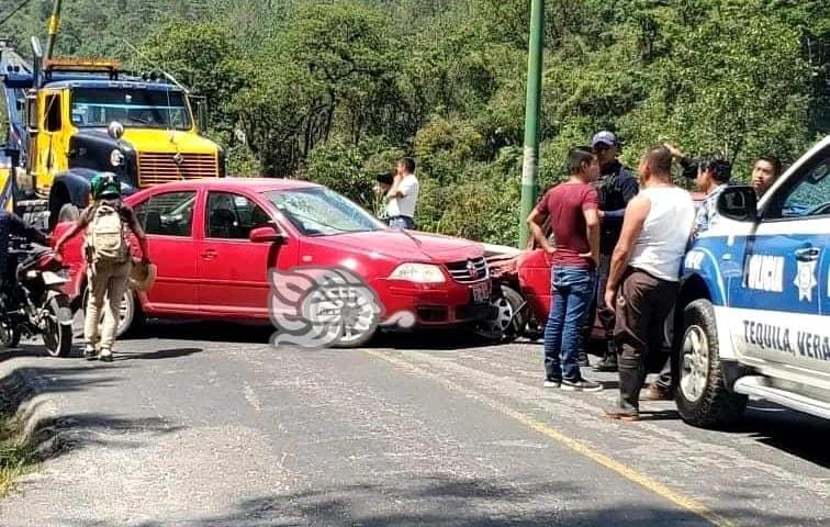 Choque frontal provoca caos vial en carretera de Tequila