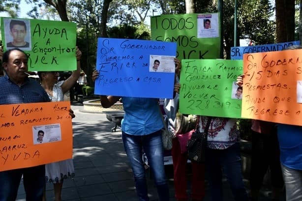 Familiares de Erick Raymundo acuden a gobierno para exigir apoyo en la localización del estudiante en Veracruz