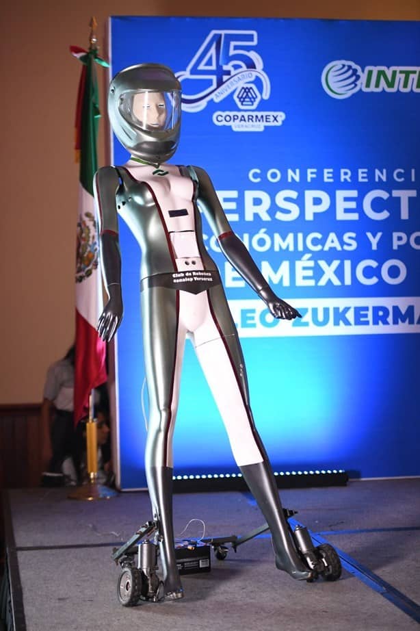 Estudiantes del Conalep de Veracruz presentan al robot Coni