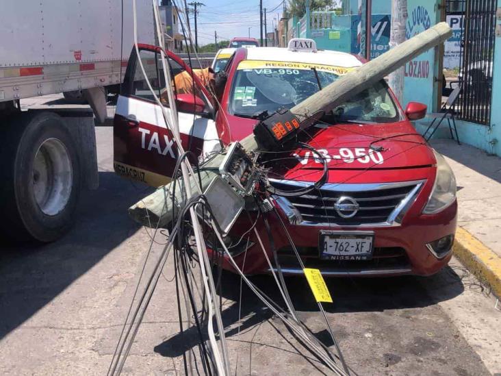 Tráiler derriba poste sobre taxi estacionado en colonia de Veracruz