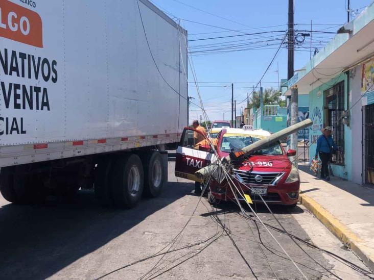 Tráiler tira poste encima de taxi en colonia de Veracruz