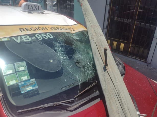 Tráiler tira poste encima de taxi en colonia de Veracruz