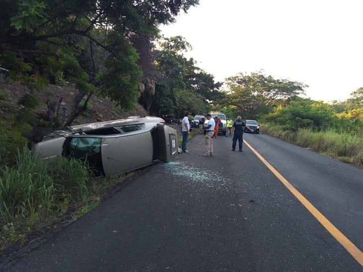 Vehículo vuelca en la carretera federal 180 - Palma Sola; solo daños materiales