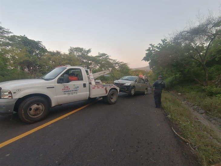 Vehículo vuelca en la carretera federal 180 - Palma Sola; solo daños materiales