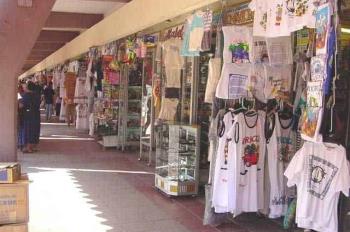 Artesanos en el Malecón de Veracruz se preparan para la llegada de turistas por periodo vacacional