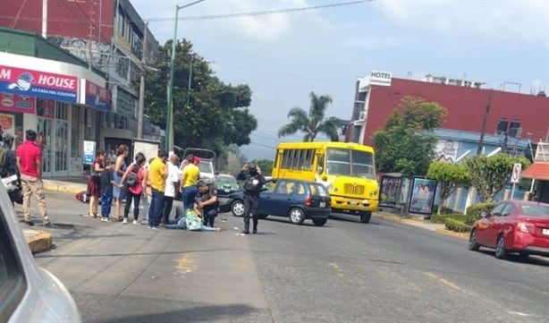 Auto choca contra motociclista en calles céntricas de Xalapa
