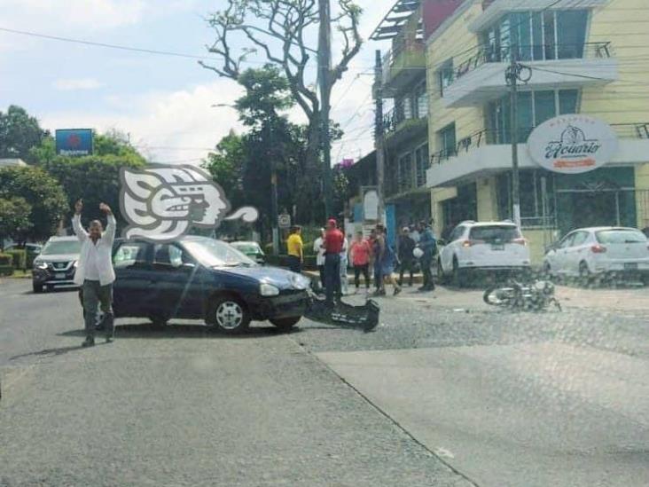 Auto choca contra motociclista en calles céntricas de Xalapa