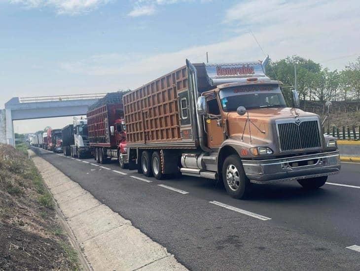 Cientos de conductores cumplen 24 horas atrapados en la autopista Cosoleacaque - La Tinaja