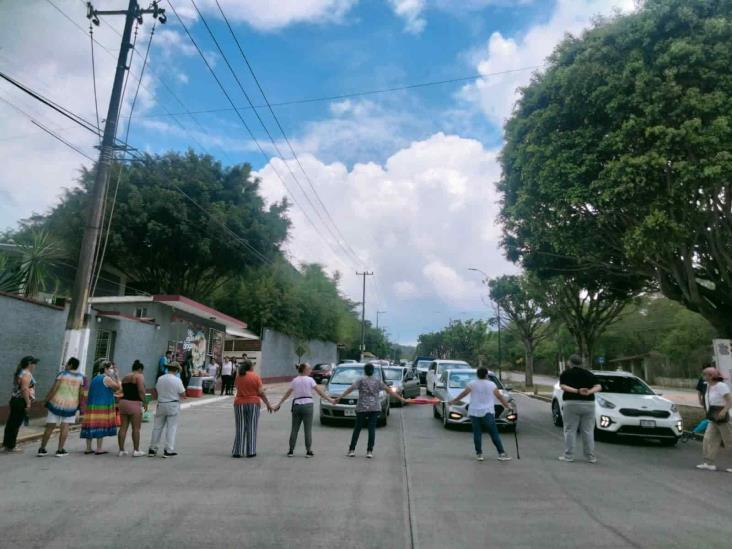 En Xalapa, con cadena humana bloquean avenida por falta de agua
