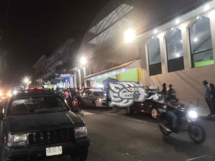 Camioneta se descontrola y embiste motocicletas y puestos frente a Plaza Clavijero, en Xalapa