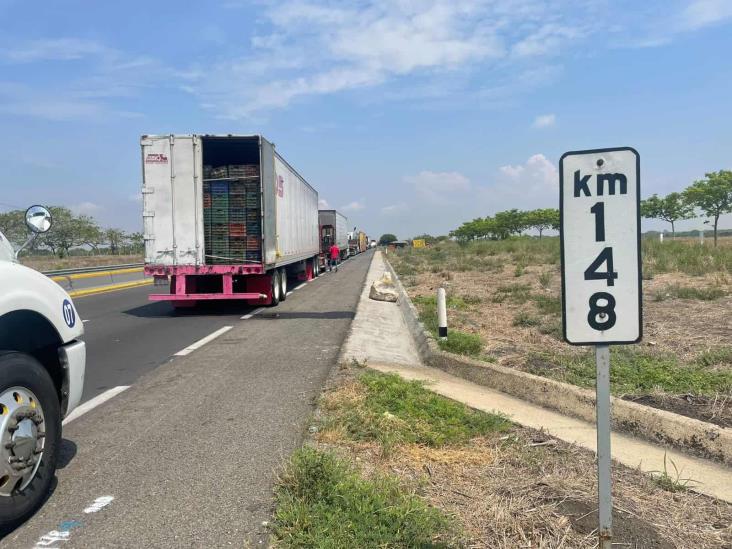 Cientos de conductores cumplen 24 horas atrapados en la autopista Cosoleacaque - La Tinaja