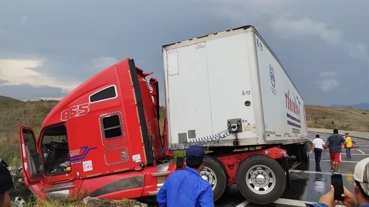 Se registra accidente, participan tres vehículos de carga que circulaban en Maltrata