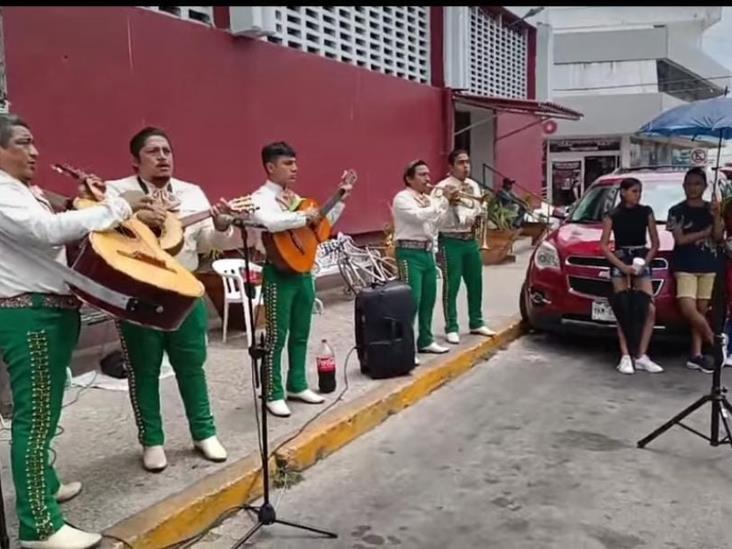 Se suman nanchitecos en apoyo a músico hospitalizado