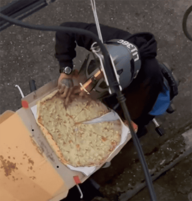 Repartidor se vuelve viral por comerse una rebanada de pizza y acomodarla para no dejar evidencia