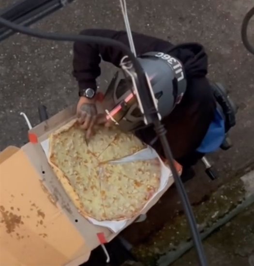 ¡Tenía hambre! Repartidor se vuelve viral por comerse una rebanada de pizza y acomodarla para no dejar evidencia
