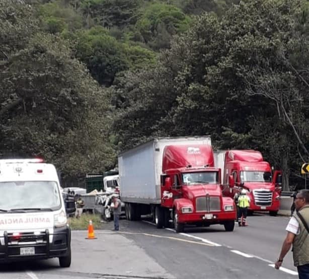 Rapiña tras accidente en la autopista Puebla-Orizaba deja caos vial
