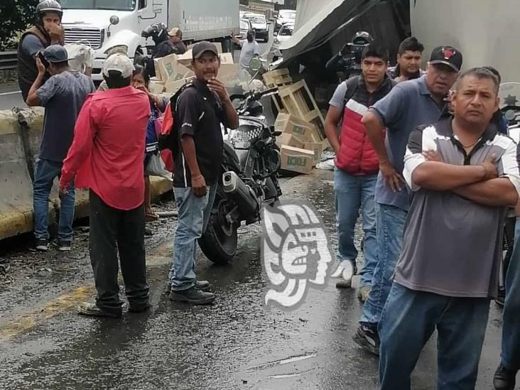 Rapiña tras accidente en la autopista Puebla-Orizaba deja caos vial