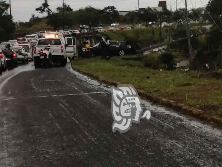 Auto Honda choca contra poste de CFE, en la salida de Xalapa-Veracruz