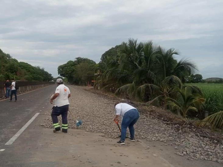 Retiran piedras regadas en carretera de Chalahuite