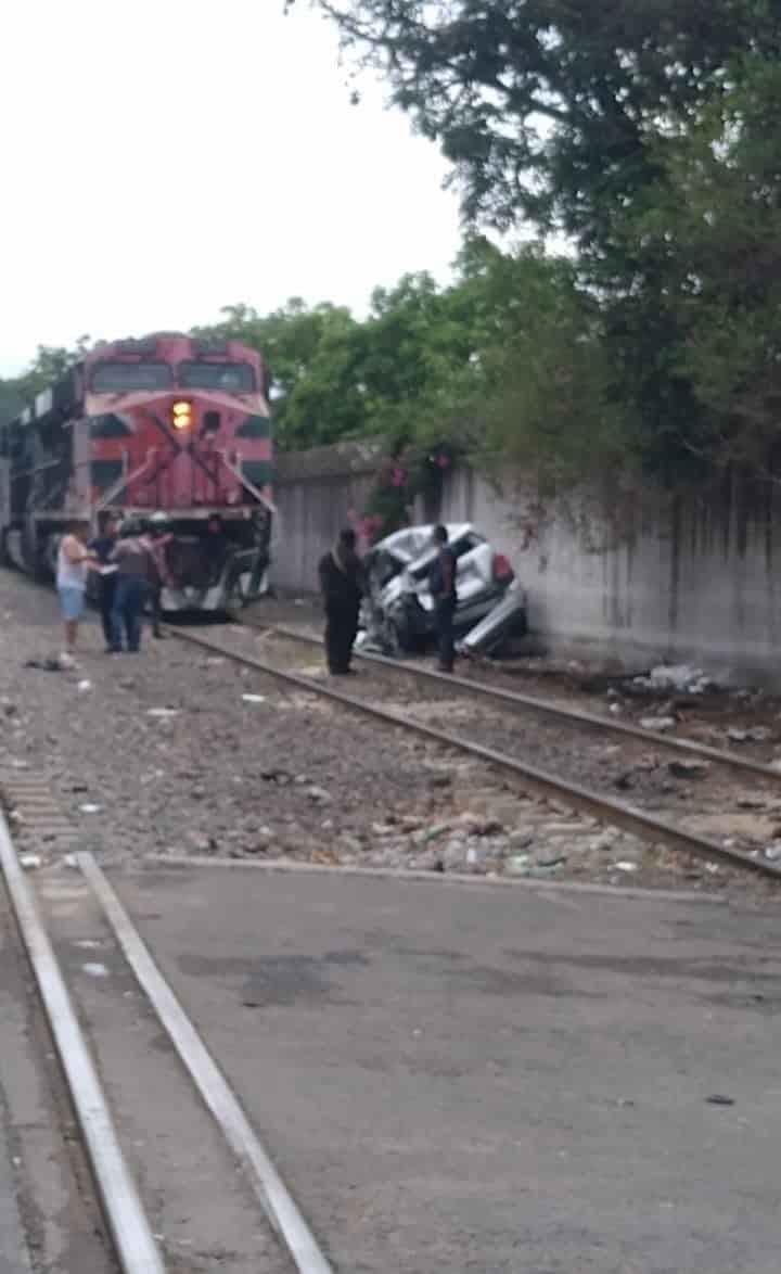 Tren se lleva a camioneta que intentó ganarle el paso en Veracruz