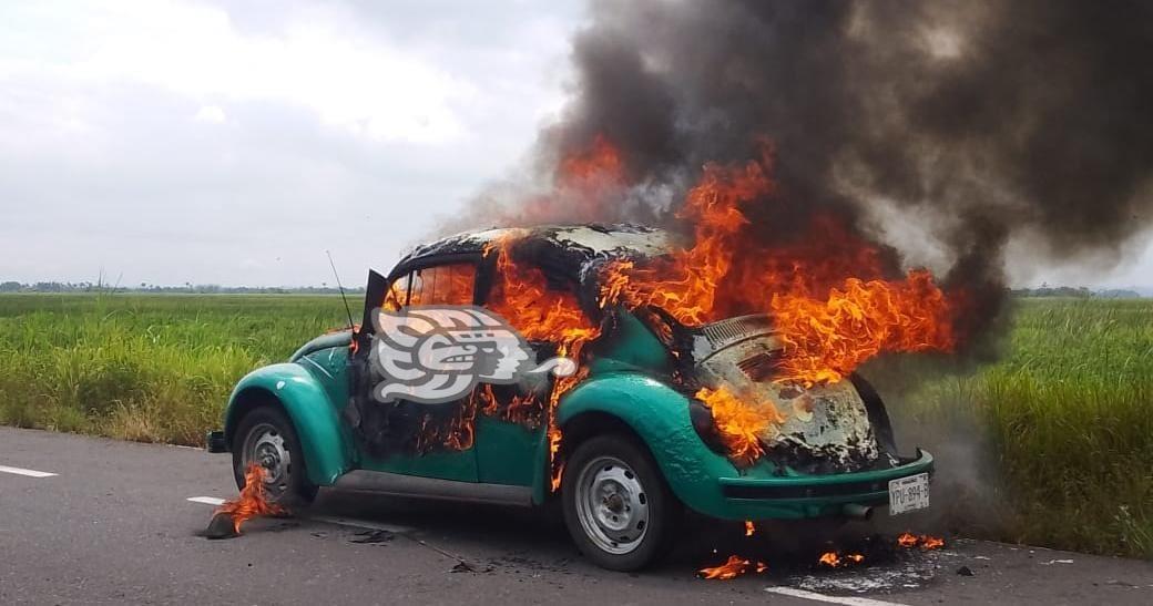 Se incendia vocho en la carretera Minatitlán-Coatzacoalcos