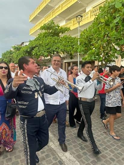 ¡Con mariachis y charros! Marcelo Ebrard marcha en malecón de Puerto Vallarta