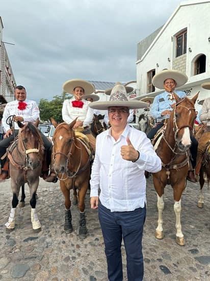 ¡Con mariachis y charros! Marcelo Ebrard marcha en malecón de Puerto Vallarta