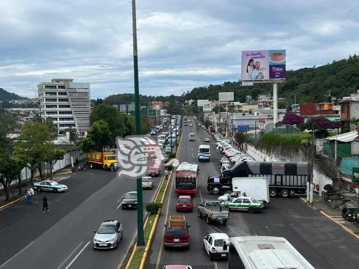 Bloquean transportistas de AMOTAC la carretera Xalapa - Banderilla (+Video)