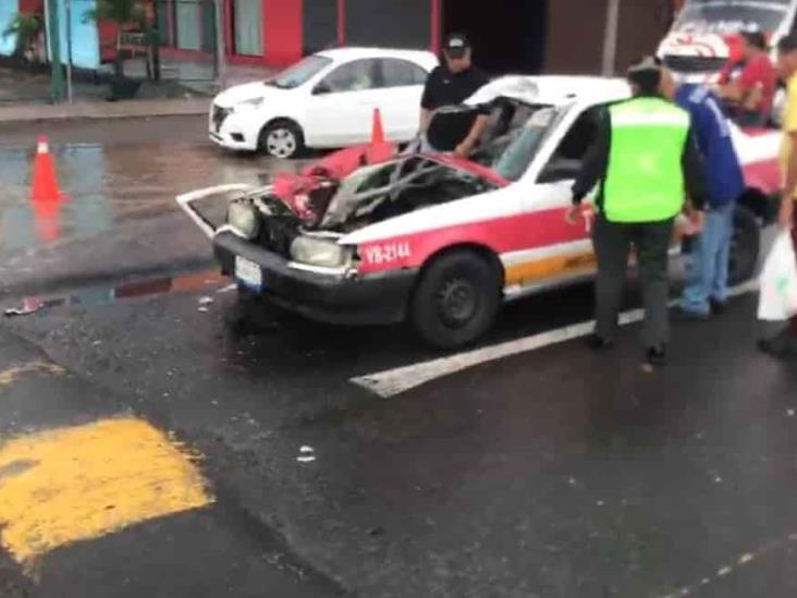 ¡Como estampilla! Taxi termina debajo de un camión en Veracruz