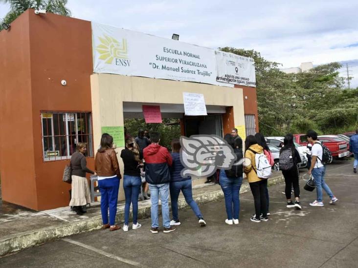 Plantón en la escuela Normal Manuel Suárez Trujillo, en Xalapa