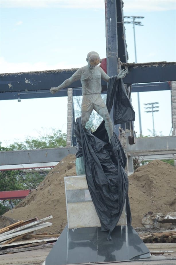 Abandonada y entre escombros; así luce la estatua de Luis Pirata Fuente