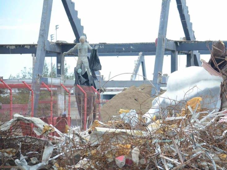 Abandonada y entre escombros; así luce la estatua de Luis Pirata Fuente